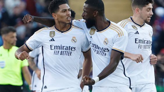 Jude Bellingham del Real Madrid celebra con su compañero Antonio Rudiger tras anotar el primer gol de su equipo en la victoria en el clásico ante el Barcelona. / Gentileza.