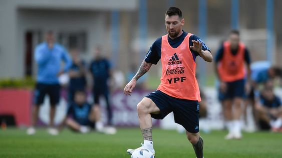 El argentino Lionel Messi controla el balón durante una práctica de la selección de su país en Buenos Aires, el martes 10 de octubre de 2023 (AP Foto/Gustavo Garello)
