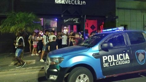 El lugar, que en el frente del local se identifica como “cervecería”, por dentro estaba preparado para funcionar como local bailable. / Foto: Gentileza