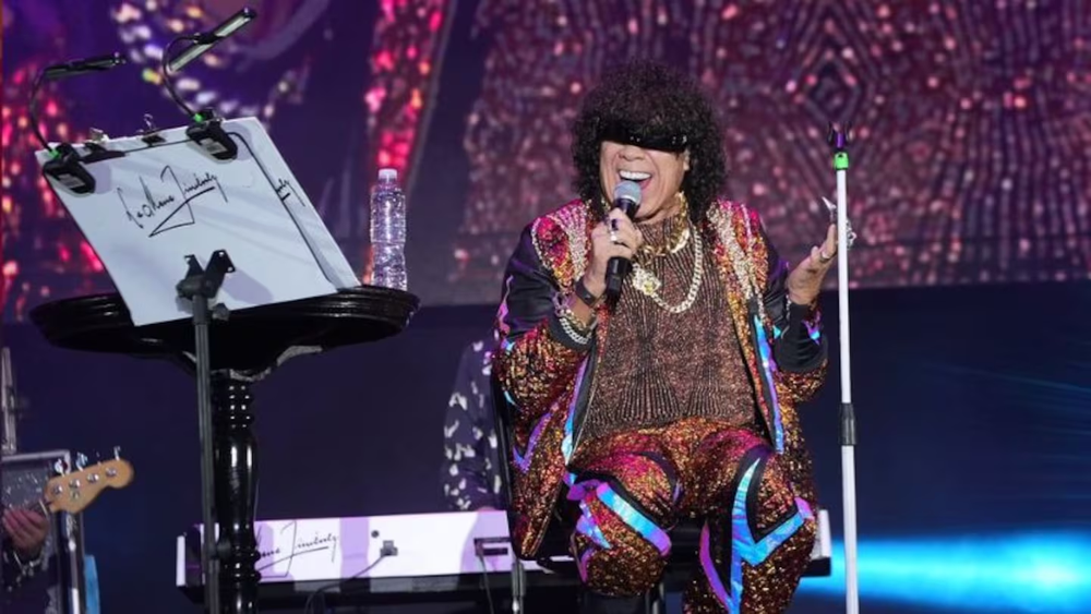 La Mona Jiménez tuvo que cantar sentado por una lesión. 