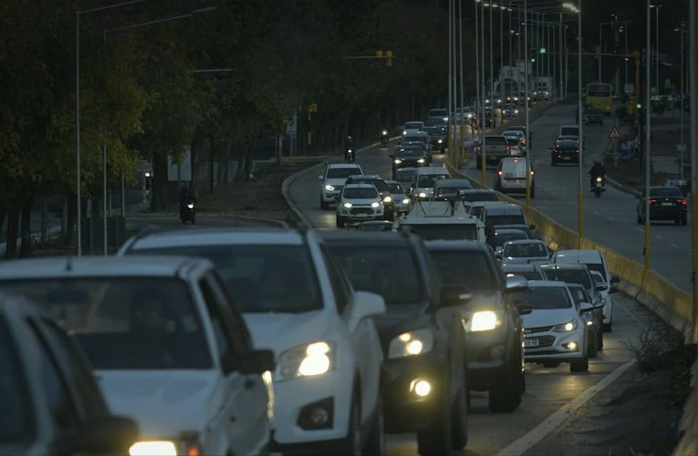 un hombre murió atropellado por una camioneta al cruzar el Acceso Sur.
