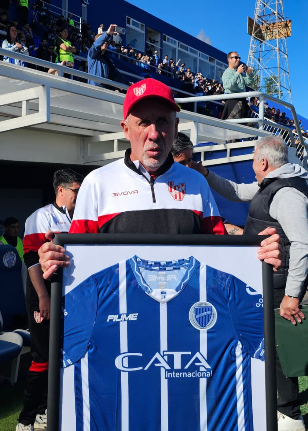 Daniel Oldrá fue homenajeado en la previa al duelo que sus dirigidos tuvieron frente al Tomba. La hinchada volvió a corear su nombre y el Gato no pudo evitar las lágrimas.