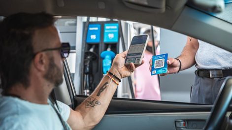 Ahora se puede pagar el combustible con dólares, a través de la app de YPF