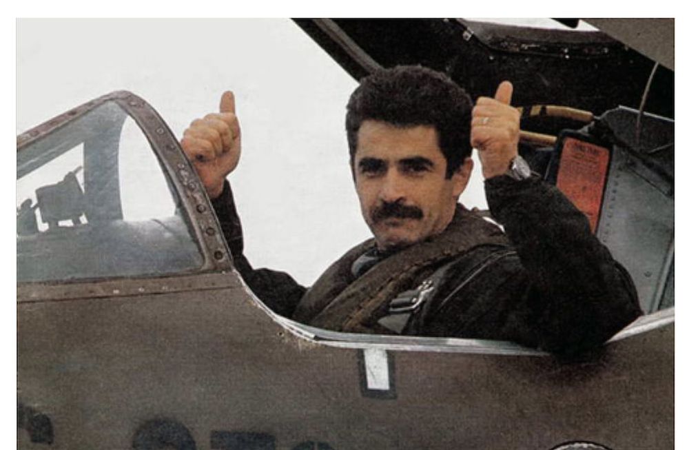 Avión Douglas A-4B Skyhawk o halcón del cielo (Matrícula C 239) ubicado en IMPSA. Voló en la guerra de las Islas Malvinas o conflicto del Atlántico Sur en 1982. El piloto Pablo Rafael Carballo el 8 de junio a minutos de partir con el C - 239, en las Escuadrillas Mastín y Dogo. Foto: Orlando Pelichotti