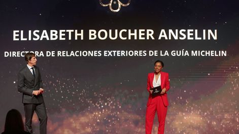 El conductor Iván de Pineda junto a Elisabeth Boucher-Anselin, directora de Comunicación de Michelin Food & Travel en la entrega de premios de la Guía Michelin en Mendoza