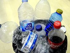Cómo reciclar las botellas de gaseosa vacías para decorar tu hogar en Navidad.