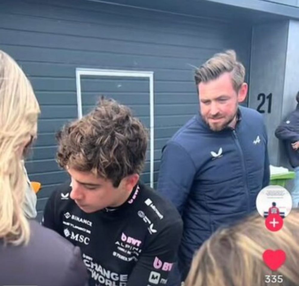 Scanes apareció en una foto en las redes sociales junto al piloto argentino. El preparador físico se exhibió con una campera de Alpine.