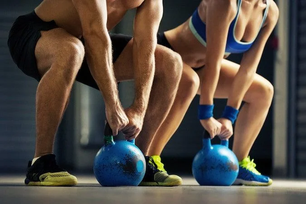 Entrenamiento después de los 60 y sus reglas: los 5 ejercicios que recomiendan los expertos para mantener los músculos y la fuerza
