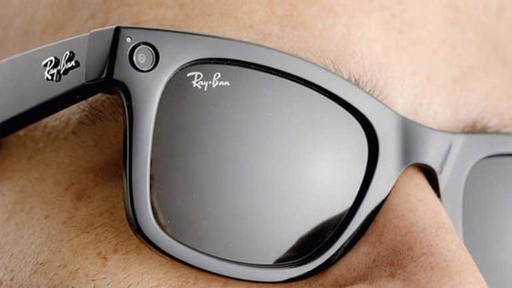 Detalle de la camara de los anteojos de Ray-Ban Meta