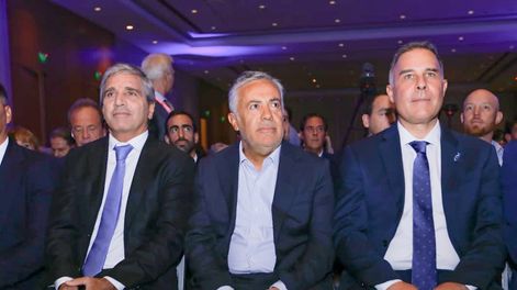Luis Caputo, Alfredo Cornejo y Martín Clement (presidente del CEM) en el Foro de Inversiones y Negocios. La visita de la vicepresidenta Victoria Villarruel generaría un nuevo capítulo político en la Fiesta de la Vendimia