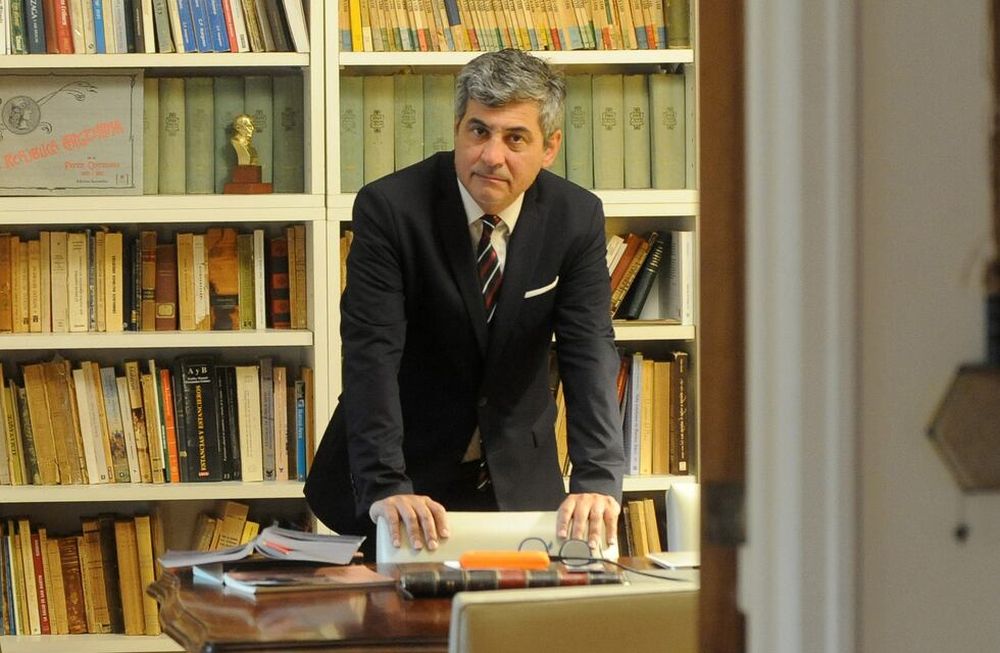 “Al divino botón”, “manteca al techo”, “deschavar”... El origen de nuestra forma de hablar, según el gran Daniel Balmaceda