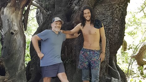 asi vive momo, el hijo de julian weich: viviendas ecologicas y vida en comunidad en cordoba