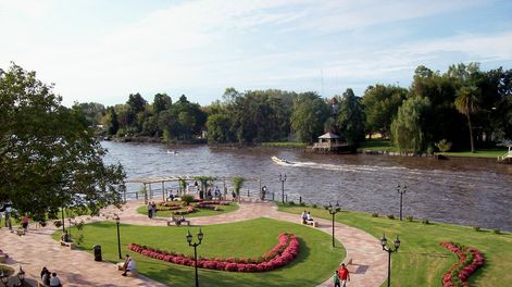 A solo 80 km de Buenos Aires, la ciudad con casco histórico que enamora en primavera