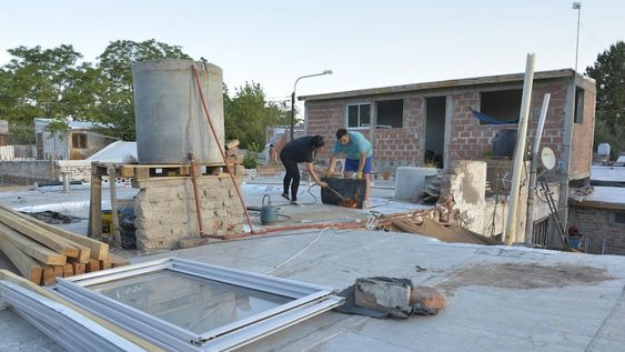 Jesica y su marido Lucas habían empezado a edificar en la planta alta una vivienda familiar. El Zonda se llevó todo, literalmente. | Foto: Los Andes