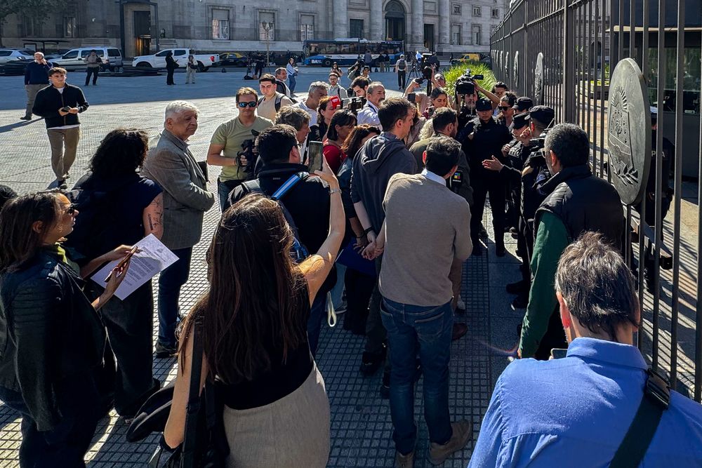 Periodistas esperan en la entrada de la Casa Rosada este jueves, en Buenos Aires (Argentina). La Asociación de Entidades Periodísticas Argentinas (ADEPA), que reúne a 180 empresas periodísticas, expresó su 