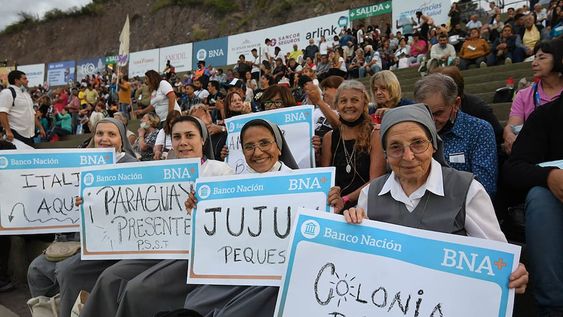 Las religiosas de la orden de la Sagrada Familia llegaron desde distintas partes y saludaron a cada uno de sus lugares. Foto: Marcelo Rolland / Los Andes