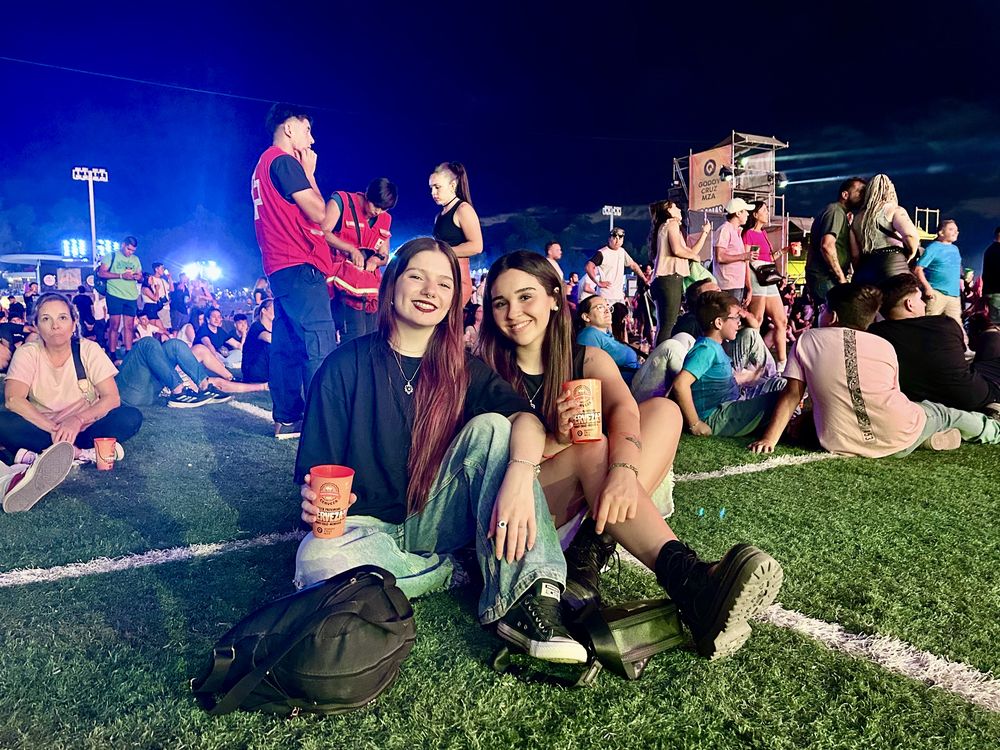 Emi Winkelmann y Morita Verjelin disfrutaron juntas del cierre de la Fiesta de la Cerveza, a puro baile y buena música.