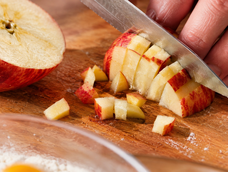 con 1 manzana y sin amasar: la receta facil para preparar algo calentito y esponjoso para la merienda