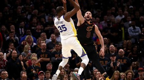Los Warriors ganaron con un gran Durant y están a un paso de consagrarse campeones