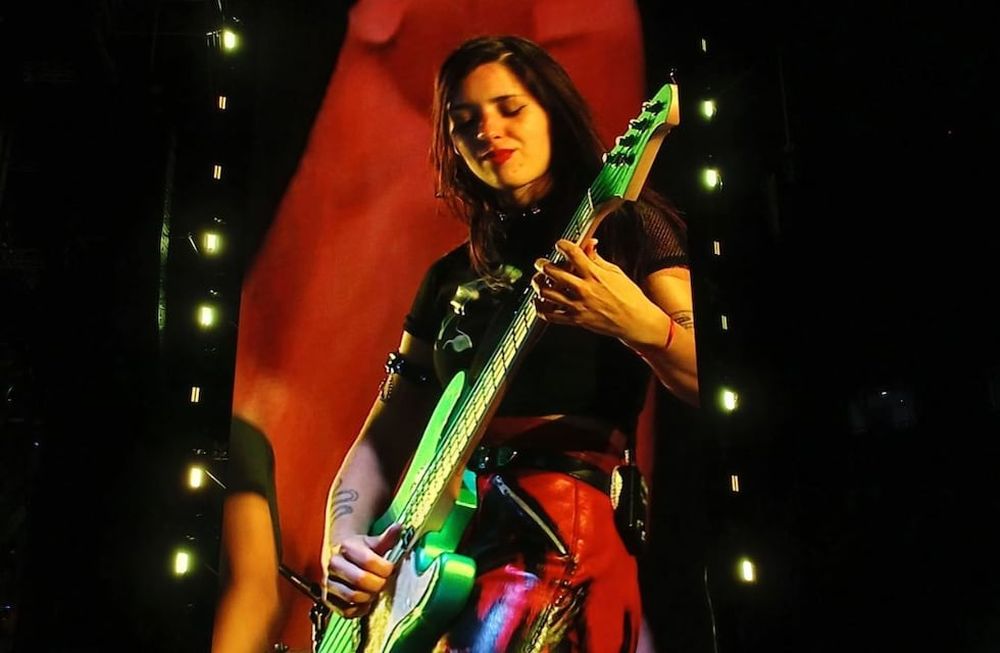 Quién es Luli Bass, la bajista que reemplazó a Micky Rodríguez