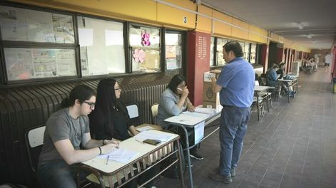 Abrieron las mesas en Mendoza para el balotaje 2023 - Orlando Pelichotti / Los Andes