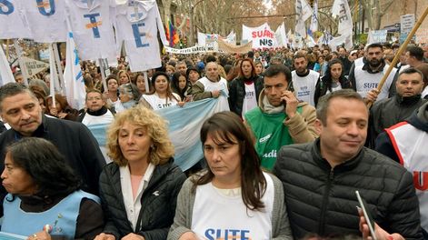 Los Andes | La protesta convocó a trabajadores de la salud, de la educación, bancarios y de la administración pública, por las calles céntricas, en reclamo de mejoras salariales.Muchos sindicatos y gremios exigen mejoras en las paritariasFoto: Orlando Pelichotti /