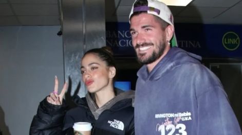 Tini y De Paul, en el arribo a Bs As. Foto: movilpress