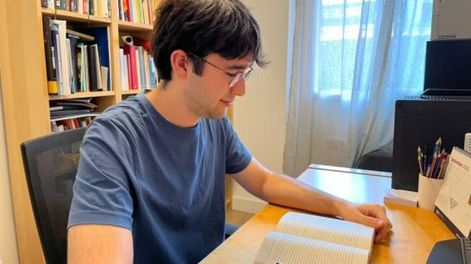 El joven Roc Àngela Novella se volvió viral por su particular situación académica: si falta, debe avisar para que el profesor no vaya a clase.