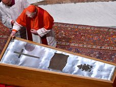 El féretro que contiene los restos del papa Francisco fue cerrado hoy en la Basílica de San Pedro.