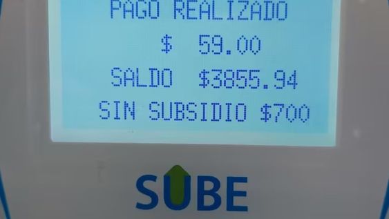En las validadoras de SUBE ya comenzó a aparecer el mensaje que indica el valor de la totalidad del pasaje. Foto: Gentileza La Nación.