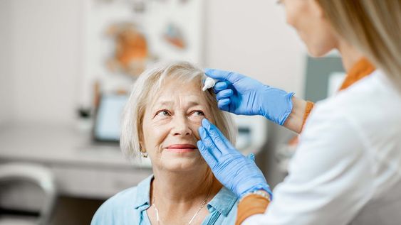 A partir de que un adulto mayor se opera de cataratas y recupera la visión, por lo general, se registran cambios positivos, que tienen que ver con el estado de ánimo, la sociabilidad y la posibilidad de recuperar independencia. Foto:  123RF