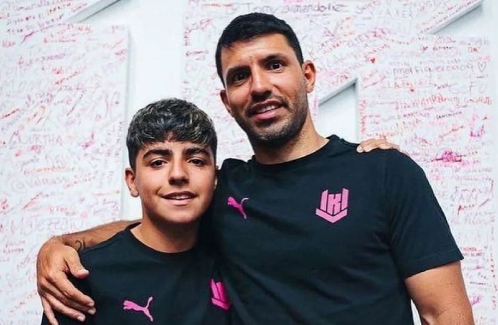 El hijo del Kun eligió entre su padre y Lionel Messi.