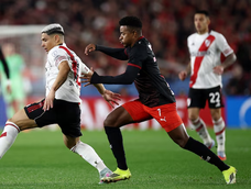 Maxi Salas, titular en el once inicial dispuesto por Eduardo Coudet para enfrentar a Bragantino en el estadio Monumental.