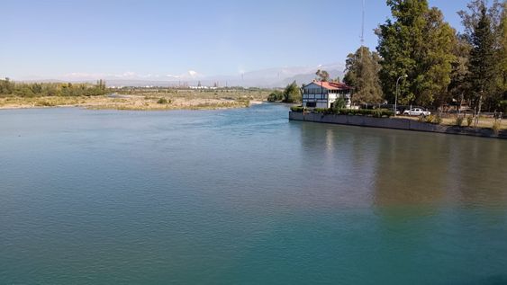 Punto de partida. Desde aquí el dique Cipolletti realiza la derivación de las aguas del río Mendoza, distribuyendo el caudal a través de los canales San Martín y Guaymallén. Punto de partida. Desde aquí el dique Cipolletti realiza la derivación de las aguas del río Mendoza, distribuyendo el caudal a través de los canales San Martín y Guaymallén.