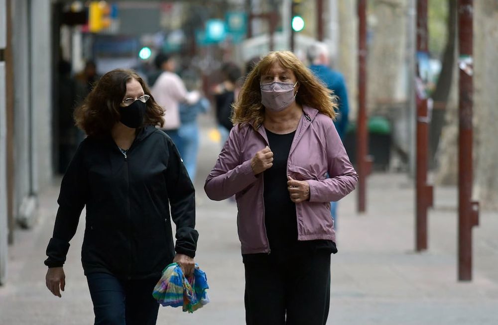 Ayer fue un día nublado y fresco, pocas personas caminaban por la Peatonal Sarmiento.Foto: Orlando Pelichotti / Los Andes