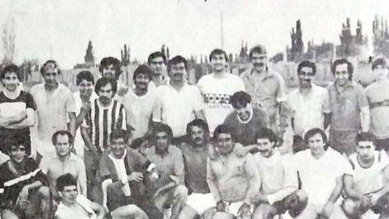 La foto corresponde a una de las tantas tardes sabatinas en General Alvear, donde El Medanito cobraba vida y quienes allí jugaban soñaban con convertir el gol de su vida o con una atajada memorable.