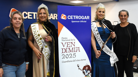 Laura Beningazza, directora de Actividades Artísticas de la Subsecretaría de Cultura; Victoria Herrera, creadora de la Vendimia de los Cerros; Noelia Poblete y Paola Sosa, reina y virreina de los Cerros 2025&nbsp;