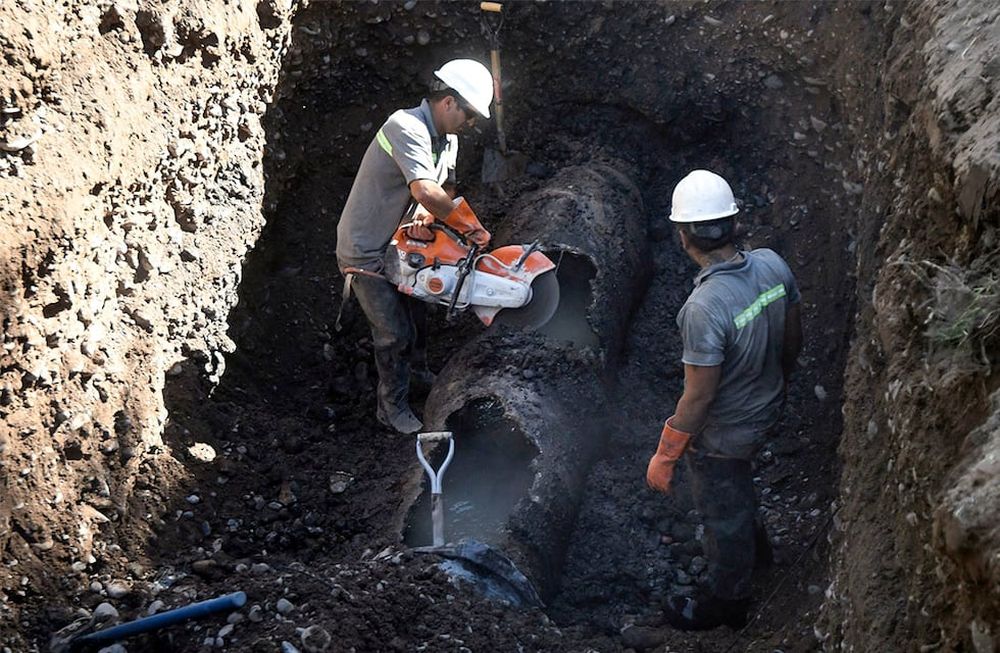 Obreros de Aguas Mendocinas trabajando en la limpieza y reparación de un caño de hormigón armado de tramos colapsados en calle Elpidio Gonzalez de GuaymallenFoto: José Gutierrez / Los Andes