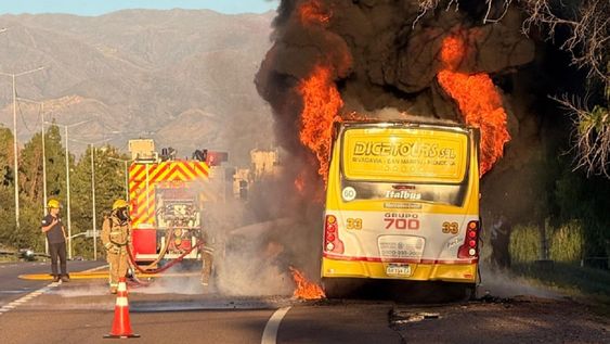 Susto en el Acceso Este: se incendió por completo un colectivo