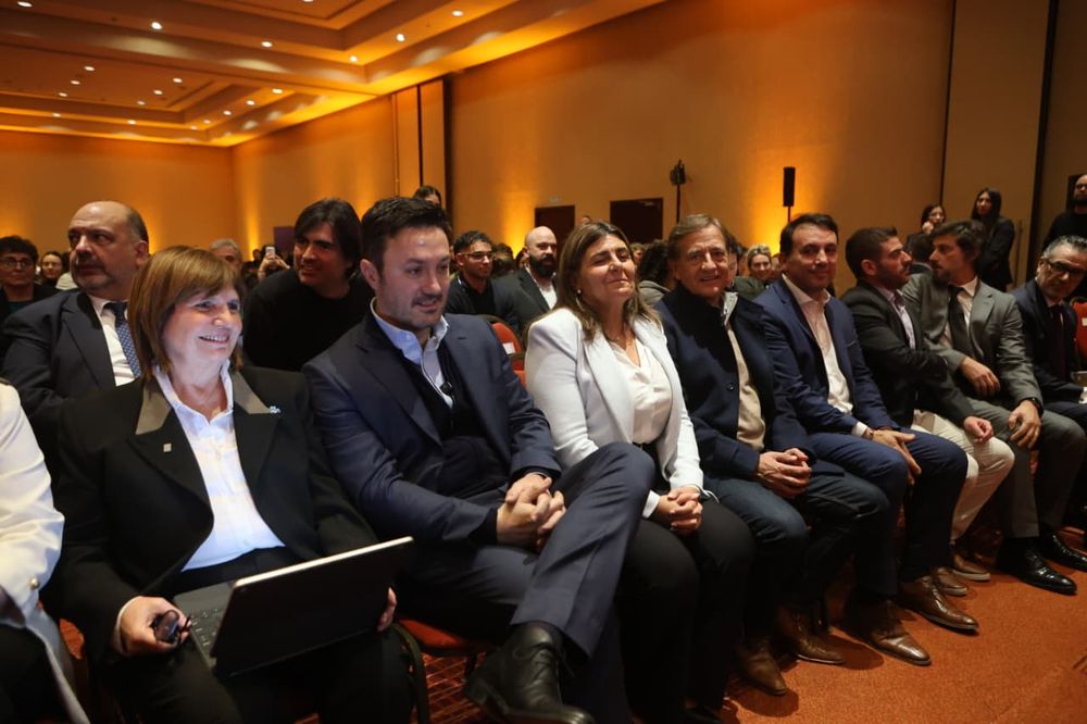 Patricia Bullrich llegó a Mendoza junto al diputado Luis Petri para participar de la White Hat Conference sobre ciberseguridad. Junto a ella estuvieron los senadores Mariana Juri y Rodolfo Suárez además del ministro de Educación, Tadeo García Zalazar