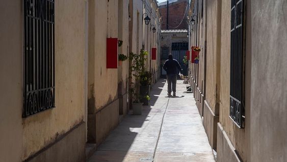 Las viejas edificaciones se mantienen en la avenida céntrica. Por su cercanía con el ferrocarril, conventillos y vecindades albergaron a los primeros inmigrantes. Foto: Ignacio Blanco / Los Andes