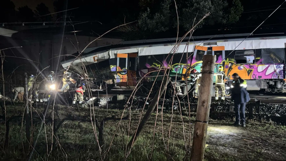 Un tren de Rodalies chocó contra un muro en Barcelona.