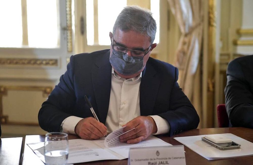 Raúl Jalil, gobernador de Catamarca, a través del Decreto 3.095 oficializó el cobro del tratamiento médico por Covid-19 a aquellas personas que no estén vacunadas.