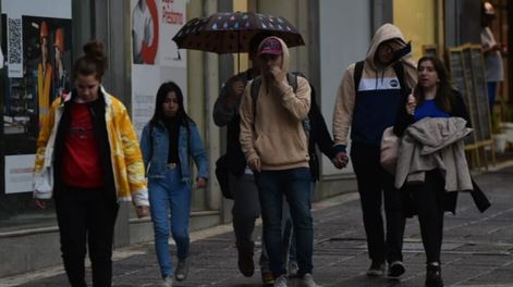 El pronóstico del tiempo indica que se presentarán precipitaciones en las primeras horas y nevadas en la Cordillera. Mariana Villa / Los Andes