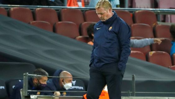 Koeman está en la cuerda floja en Barcelona (AP)