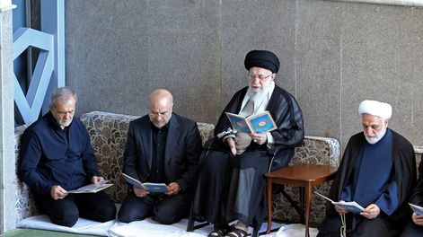 En esta imagen, distribuida por la web de la oficina del líder supremo de Irán, el ayatolá Ali Khamenei (segundo por la derecha), el jefe de la Judicatura, Gholam Hossein Mohseni Ejehei (derecha), el presidente del Parlamento, Mohammad Bagher Qalibaf (segundo por la izquierda) y el presidente del país, Masoud Pezeshkian, leen el Corán durante una ceremonia en honor del difunto líder de Hezbollah Hassan Nasrallah, en la mezquita Imán Jomeini, en Teherán, Irán, el 4 de octubre de 2024. (Oficina del líder supremo de Irán vía AP)