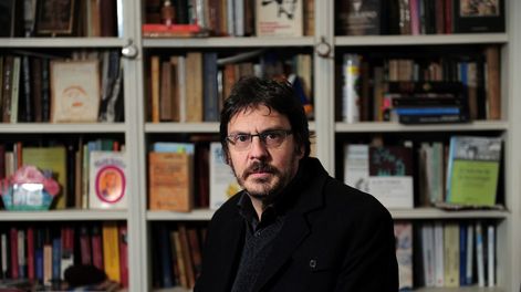 Los Andes | “La objetividad es imposible. Para un divulgador lo central es la honestidad”, asegura Felipe Pigna, quien por estos días está difundiendo dos libros que escribió durante la pandemia. Foto: Federico Lopez Claro.