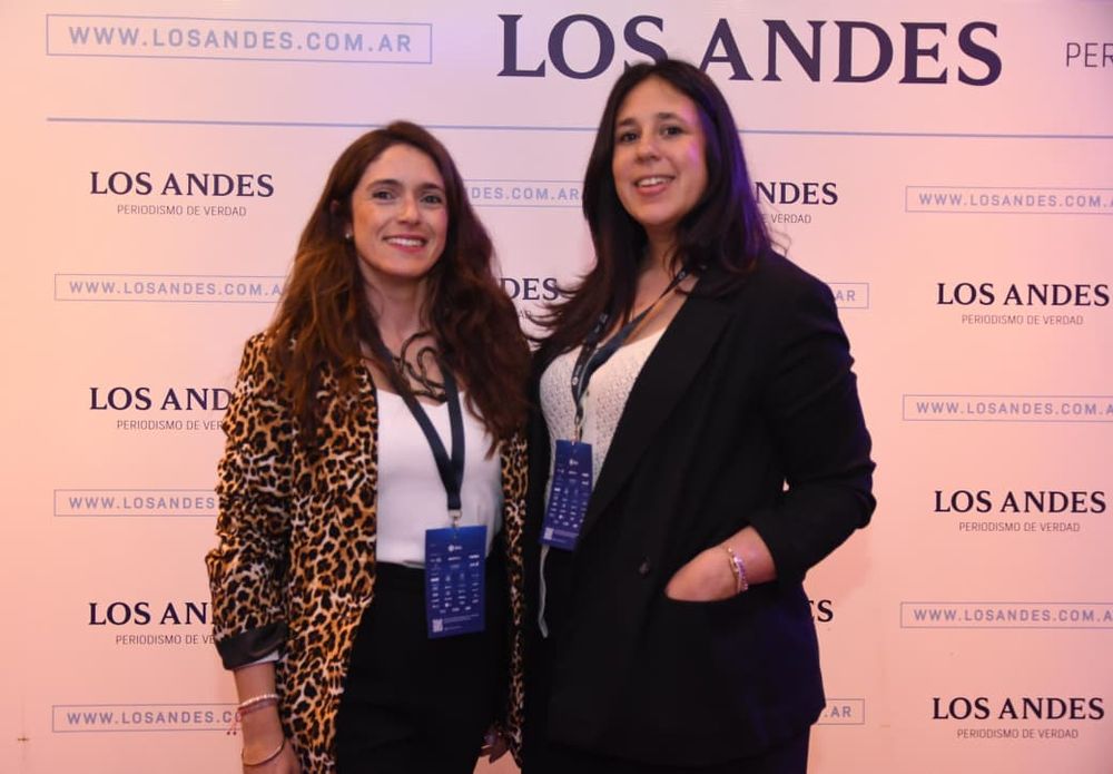 Ornella Cuccia y Eugenia Cámara, de CC Comunicación, presentes en la jornada de capacitación e intercambio. 