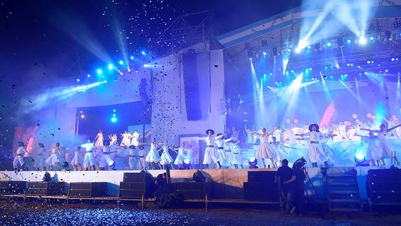 La Fiesta en el Teatro Griego, con sus fuegos artificiales y la elección de la “Reina”, la “Bendición de los Frutos”, el “Carrusel y Vía Blanca”, están cargados de simbolismo y su anual repetición favorece la cohesión social.