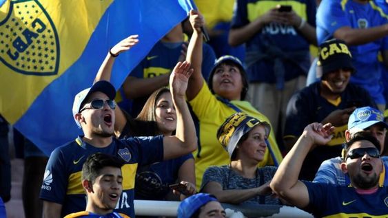 Hinchada de Boca en el estadio Malvinas Argentinas. / LOS ANDES.